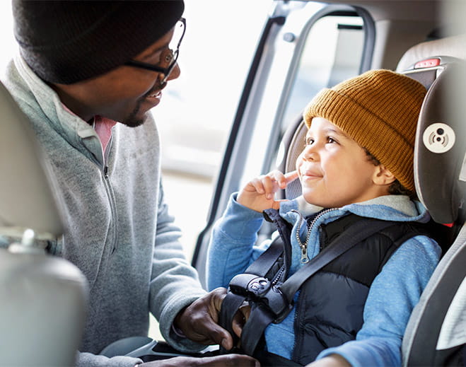 659x519-CA-Dad-Putting-Toddler-In-Carseat-AA-min (1) Father and child in carseat
