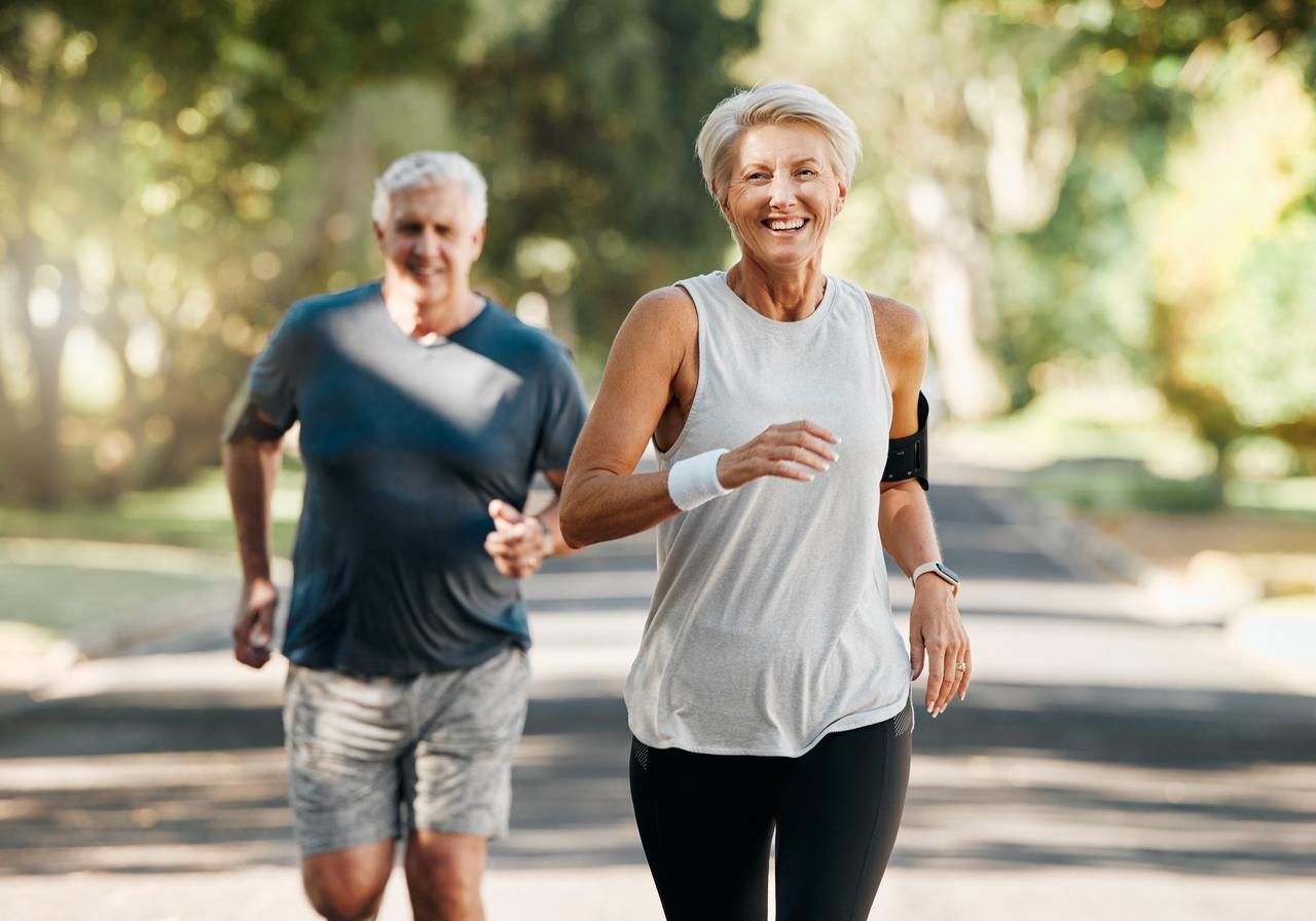 Un anciano y una mujer corriendo